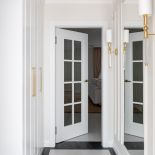 biały hol w stylu modern classic