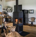 salon z kominkiem w stylu skandynawskim