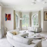 Wnętrze jest lekkie i stonowane, to doskonałe tło dla obrazów Tomasza Sętowskiego, jednego z ulubionych malarzy rodziny.