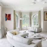 Wnętrze jest lekkie i stonowane, to doskonałe tło dla obrazów Tomasza Sętowskiego, jednego z ulubionych malarzy rodziny.