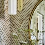 łazienka z tapetą na ścianie