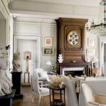 Wnętrze podzielone jest na dwie części: formalną z krzesłami i ławą oraz przytulny kącik z kanapą i kominkiem.