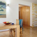 Wnętrze ponadczasowe, nienawiązujące do żadnego konkretnego stylu. Dla miłośników drewna.