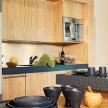 Wnętrze ponadczasowe, nienawiązujące do żadnego konkretnego stylu. Dla miłośników drewna.