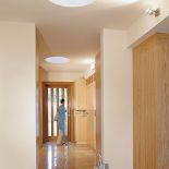 Wnętrze ponadczasowe, nienawiązujące do żadnego konkretnego stylu. Dla miłośników drewna.