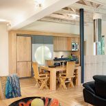 Wnętrze ponadczasowe, nienawiązujące do żadnego konkretnego stylu. Dla miłośników drewna.