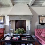 Wnętrze urzadzone jest meblami z antykwariatu Antonia Lionettiego, ale główną ozdobą jest XIX wieczny kominek.