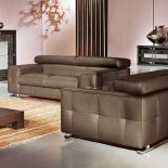 Wnętrze utrzymane w ciemnych, stonowanych barwach. Grafitowa skóra na kanapie i fotelu podkreśla elegancję i