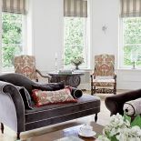 Wnętrze we francuskim stylu z szezlongiem.