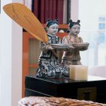 Wnętrze zdobią orientalne drobiazgi.