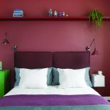 czerwona ściana w sypialni