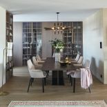 Jak zaprojektować apartament dla ludzi, którzy mieszkają z tysiącami książek, płyt, pamiątek z podróży, nie