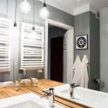 Wobec braku ceramiki na ścianach architektka zdecydowała się w łazience na farbę Platinum Plus 4200 Kitchen Bath (Para