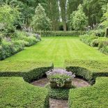 Wogrodzie znajdziemy malutki klomb otoczony starymi krzakami róż, m.in. odmiany ’Leonardo da Vinci’