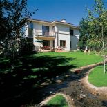 Wokół domu płynie strumień. Nad rzeczką, pośród traw