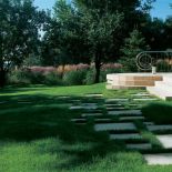 Wokół domu rozciąga się kamienna kompozycja.