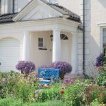 Wokół domu rozciąga się ogród pełen róż. To różnany raj właścicielki.