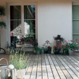 Wokół rosną modrzewie, dlatego Dorota uparła się, żeby taras ?ył z drewna modrzewiowego.