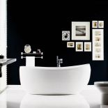 Wolno stojąca wanna akrylowa Future firmy Poolspa kosztuje 9884 zł, a podwójna umywalka Style firmy Laufen - 3696 zł.