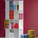 Wolno stojący lub mocowany do ściany. Jest z lakierowanego MDF-u, od 3600 zł. CALLIGARIS