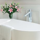 Wolnostojąca wanna w... sypialni. Kaskady wśród traw