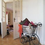 Wózek wypełniony poduszkami. Doprawione Orientem