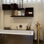 Wpadające do łazienki światło dobrze nastraja. Białe shuttersy kosztują 2400 zł (z montażem). JASNO SHUTTERS