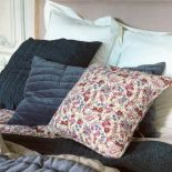 Wraca moda na puchowe piernaty, poduchy, pledy, kapy, falbany, koronki...