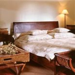 Wraca moda na puchowe piernaty, poduchy, pledy, kapy, falbany, koronki...