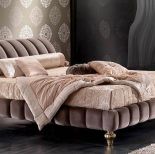 Wraca moda na puchowe piernaty, poduchy, pledy, kapy, falbany, koronki...