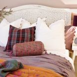 Wraca moda na puchowe piernaty, poduchy, pledy, kapy, falbany, koronki...