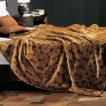 Wraca moda na puchowe piernaty, poduchy, pledy, kapy, falbany, koronki...