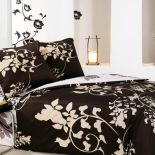 Wraca moda na puchowe piernaty, poduchy, pledy, kapy, falbany, koronki...