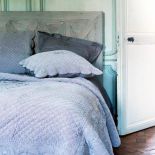 Wraca moda na puchowe piernaty, poduchy, pledy, kapy, falbany, koronki...