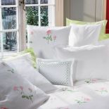 Wraca moda na puchowe piernaty, poduchy, pledy, kapy, falbany, koronki...