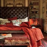 Wraca moda na puchowe piernaty, poduchy, pledy, kapy, falbany, koronki...