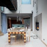 Wrażenie rytmiczności potęguje długi kraciasty stół i ustawione przy nim krzesła.