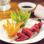 Wschodnia odmiana fondue - kawalki warzyw, mięsa lub ryby zanurza się i gotuje w ustawionym na stole kociołku z bulionem.