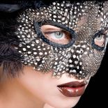 Współczesna maska z ptasich piórek. Fot. Medium