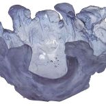 Współczesna patera ze szkła piaskowanego, proj. Amanda Brisbane