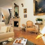 Współczesne sofy i stolik kawowy wśr^d antykow upełnie nie rażą. To za sprawą koloru.