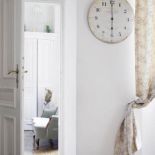 Współczesny zegar a Almidecor nawiązuje do stylistyki ukochanego regionu gospodyni- prowansji.