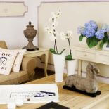 Wśród bibelotów w klubie polo nie mogło zabraknąć figurki konia.