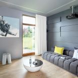 Wśród ciemnych ścian lepiej ogląda sie filmy. Dominującą czerń przełamuje filcowy stołek oraz żółta poducha