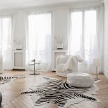 Wszechobecna biel i symetria nadają salonowi wrażenie ładu i uporządkowania. Czarne akcenty tylko je podkreślają.