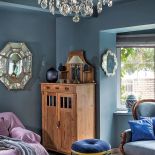 Wszędobylskie weneckie lustra i lampy – każda inna, bo jest i kultowa Midsummer od Torda Boontjego, i prosta, szklana