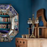 Wszędobylskie weneckie lustra i lampy – każda inna, bo jest i kultowa Midsummer od Torda Boontjego, i prosta, szklana