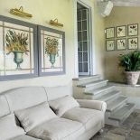 Wszędzie, nawet w oranżerii, na ścianach wiszą obrazy z motywem ziół.