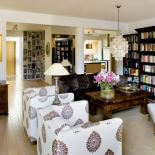 Wszystkie fotele dostały nowe, jasne szaty z Design Point. Dzięki nim przy masywnym stoliku wyglądają lekko.