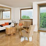 Wszystkie nadproża okien i drzwi zostały podwyższone i ustawione na jednej – możliwie najwyższej – wysokości.